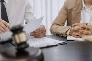 lawyer meeting to discuss settlement